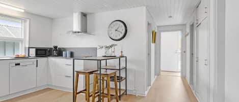 Kühlschrank, Geschirrspüler, Wasserkocher mit Kaffee-/Teezubehör