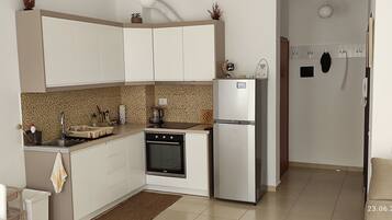 Kühlschrank, Ofen, Herdplatte, Wasserkocher mit Kaffee-/Teezubehör