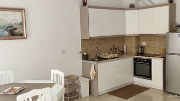 Frigorífic, forn, placa de cuina i cafetera i tetera