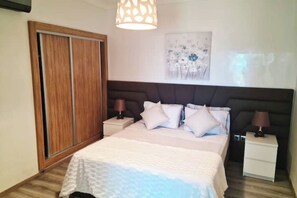 2 bedrooms, travel cot, WiFi, bed sheets - Apartment on the seafront, with play area and sports facilities nearby (Mohammédia)