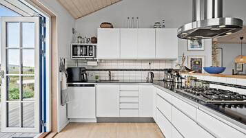 Køleskab, kogeplade, opvaskemaskine, kaffe-/temaskine