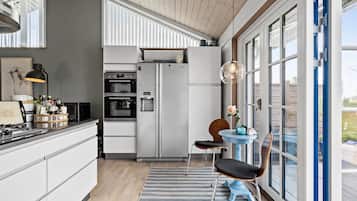 Køleskab, kogeplade, opvaskemaskine, kaffe-/temaskine