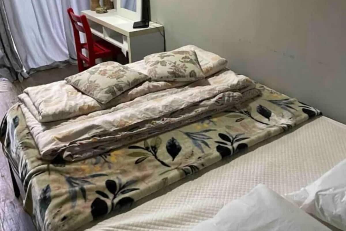 Une chambre à coucher avec un lit, un bureau et une chaise.