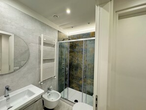 Deluxe Studio Suite | Bathroom | Shower, hair dryer, towels, soap