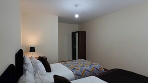 2 kamar tidur, setrika/meja setrika, dan Wi-Fi gratis