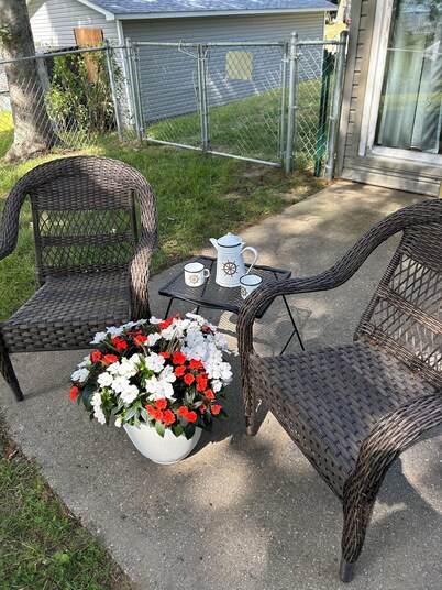 Family Friendly Lake View Home. Only steps away from Houghton Lake.