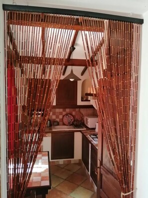 Mikrobølgeovn, ovn, kaffetrakter/tekoker og brødrister