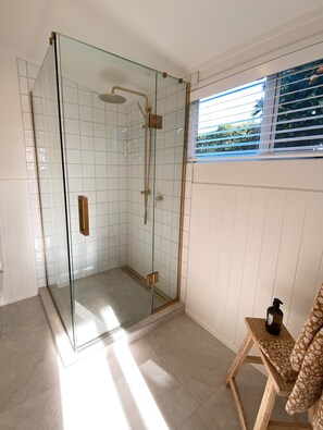 Dusj, hårføner, håndklær og såpe