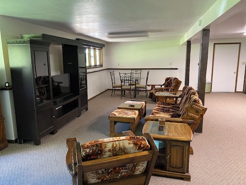 Charming studio, lower lever of the Northstar Getaway in peaceful Warroad