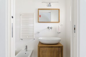 Apartamento | Banheiro | Chuveiro, secador de cabelo, bidê, toalhas de banho