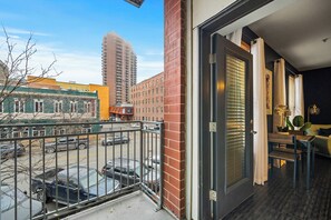 Interior - Near Wells Fargo, King Bed and Balcony and washer dryer, fitness room, Fireplace (Des Moines)