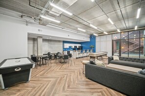 Game room - Near Wells Fargo, King Bed and Balcony and washer dryer, fitness room, Fireplace (Des Moines)