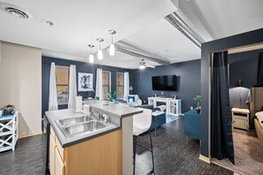 Interior - Near Wells Fargo, King Bed and Balcony and washer dryer, fitness room, Fireplace (Des Moines)