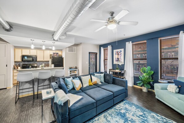 Smart TV, fireplace, music library, stereo - Near Wells Fargo, King Bed and Balcony and washer dryer, fitness room, Fireplace (Des Moines)