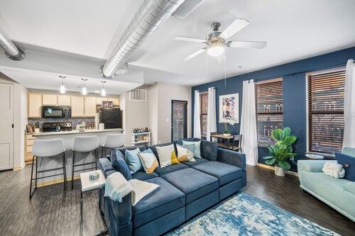 Near Wells Fargo, King Bed and Balcony and washer dryer, fitness room, Fireplace