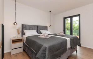 8 bedrooms, travel cot, free WiFi, bed sheets - Amazing home in Kamen Most (Kamen Most)