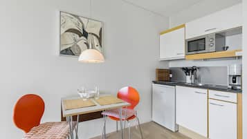 Frigorífico, placa de cocina y cafetera o tetera