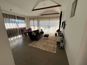 Smart TV, fireplace, books - Chalé Vista Linda com uma Vista Fantástica p/ as Montanhas da Suíça Brasileira! (V Natal Campos do Jordão)