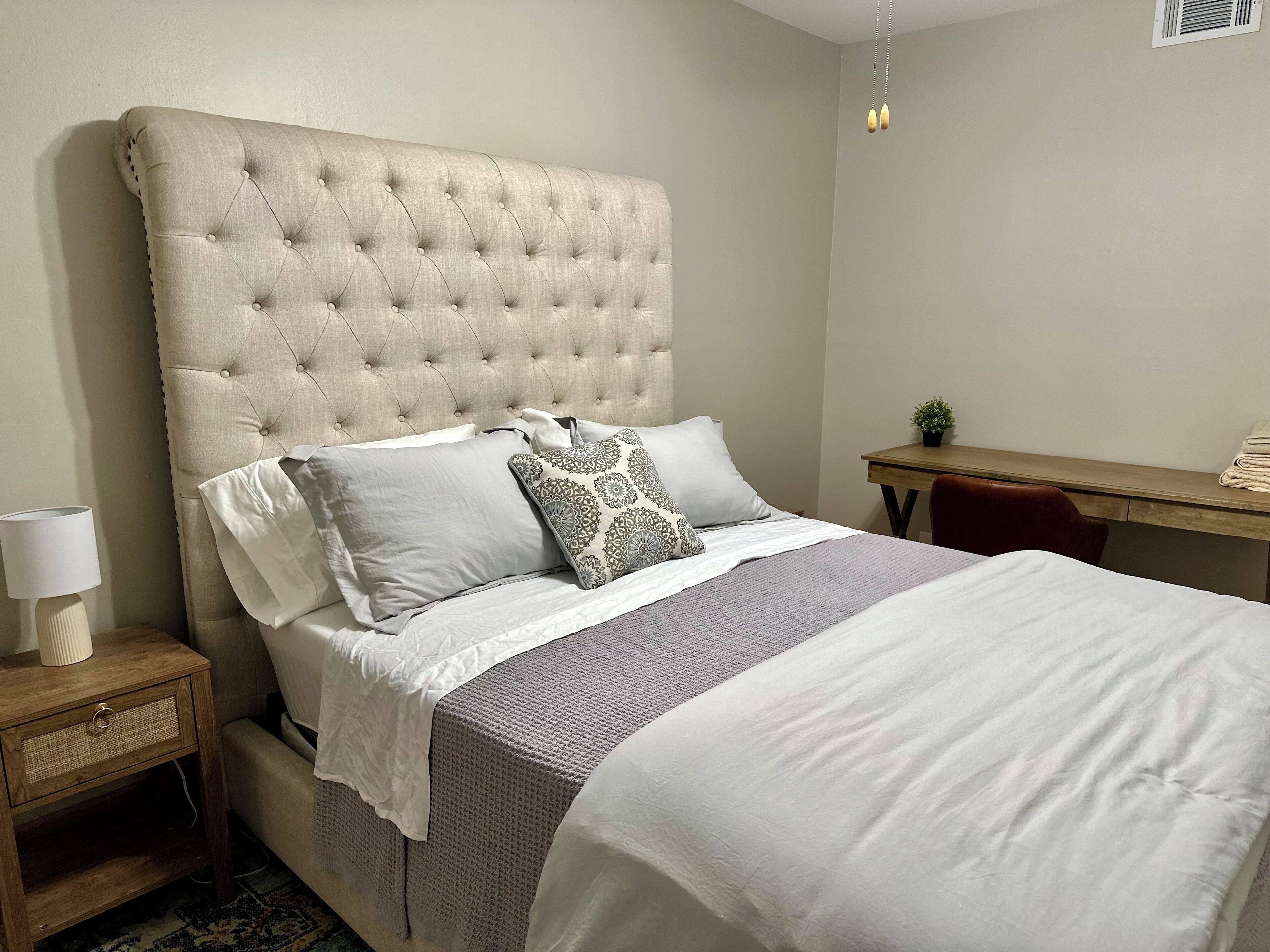 2 slaapkamers, een bureau, een strijkplank/strijkijzer, reisbedje