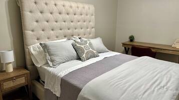 2 slaapkamers, een bureau, een strijkplank/strijkijzer, reisbedje