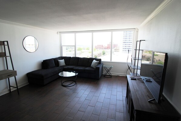 Smart TV - Downtown Tulsa 2 Bed Highrise Apartment, Covered Parking, Gym, Convenience Store (Tulsa)