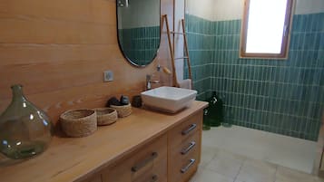 Douche, sèche-cheveux, serviettes fournies