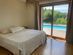 4 bedrooms, iron/ironing board, WiFi, bed sheets