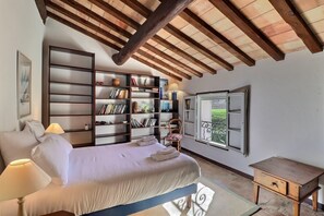 9 habitaciones, tabla de planchar con plancha, cuna de viaje y wifi 