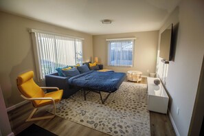 Room - Newly-furnished family-friendly house with convenient amenities for your stay. (San Diego)
