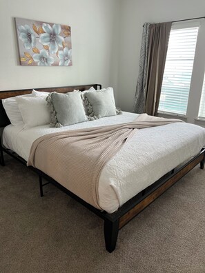 1 bedroom, iron/ironing board, WiFi, bed sheets - Serene Sands Retreat- 10 minutes from Downtown 15 minutes from Mayo Clinic (Jacksonville)