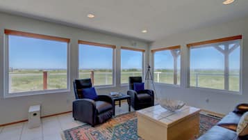 Smart TV, fireplace, DVD player