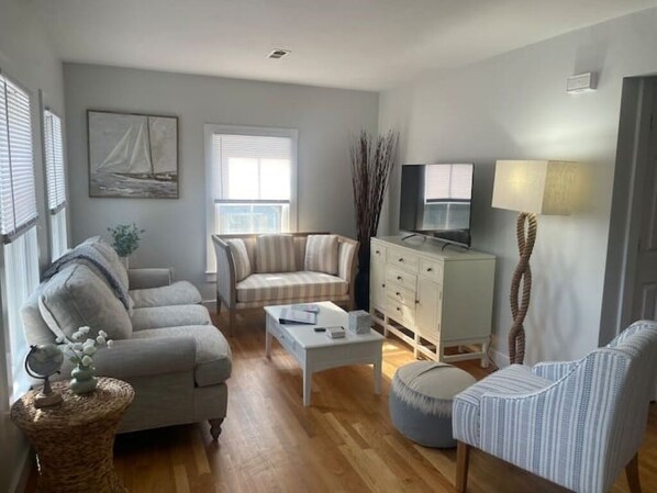 Smart TV, books - Charming West Falmouth Apartment - walk to bikeway and Chappy beach! (Falmouth)