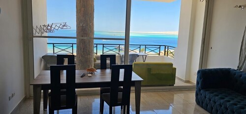 Sea view 3 bedrooms apartment , city center, front off the beach 