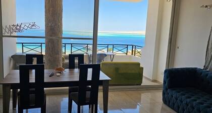 Sea view 3 bedrooms apartment , city center, front off the beach