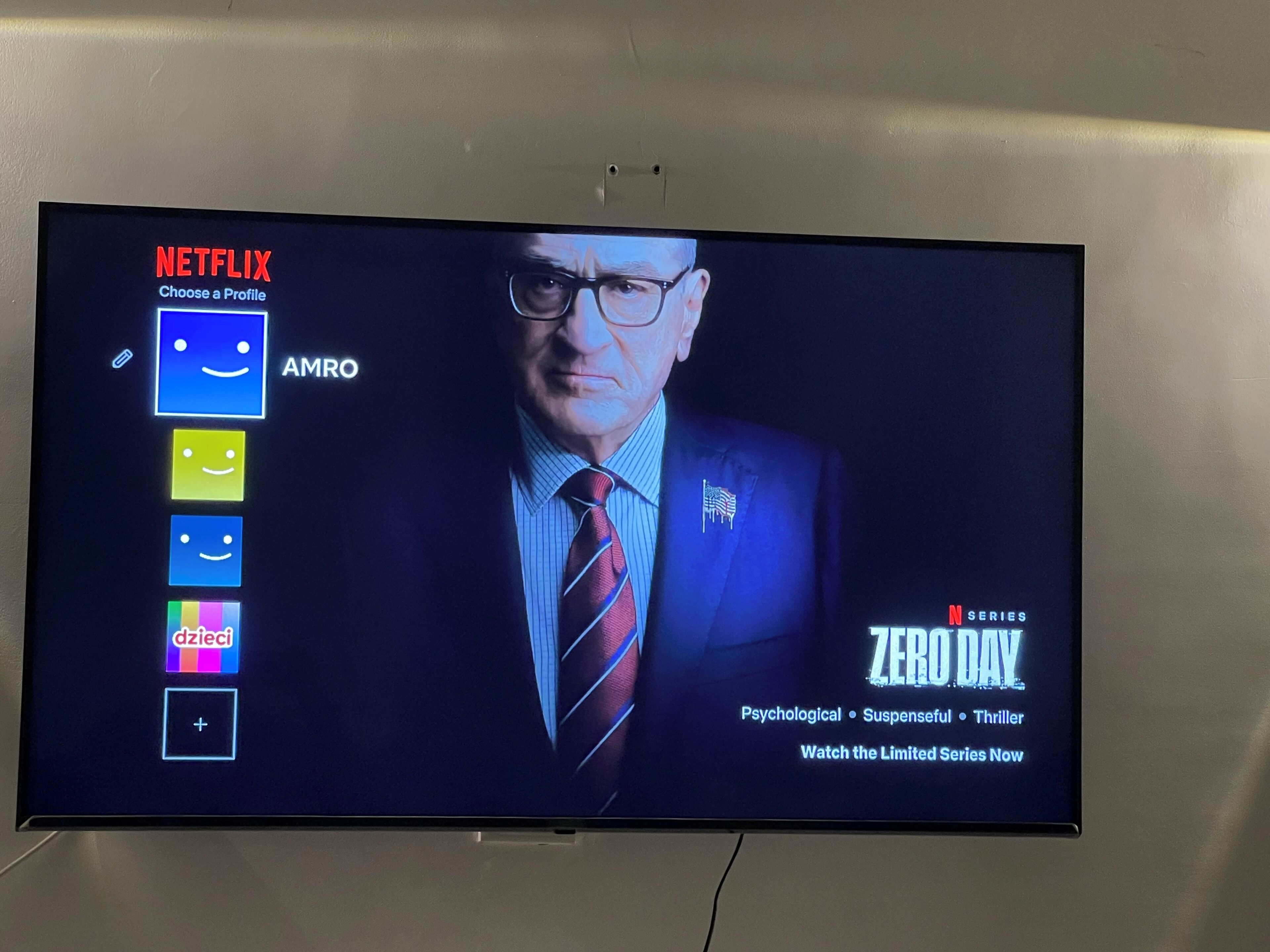 Un écran de télévision affiche l’interface de Netflix, avec le titre « ZERO DAY » et un profil intitulé « AMRO ».