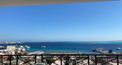 Sea view 3 bedrooms apartment , city center, front off the beach