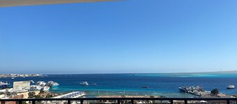Sea view 3 bedrooms apartment , city center, front off the beach