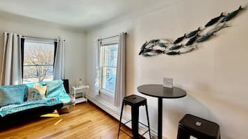 Smart TV, books, stereo