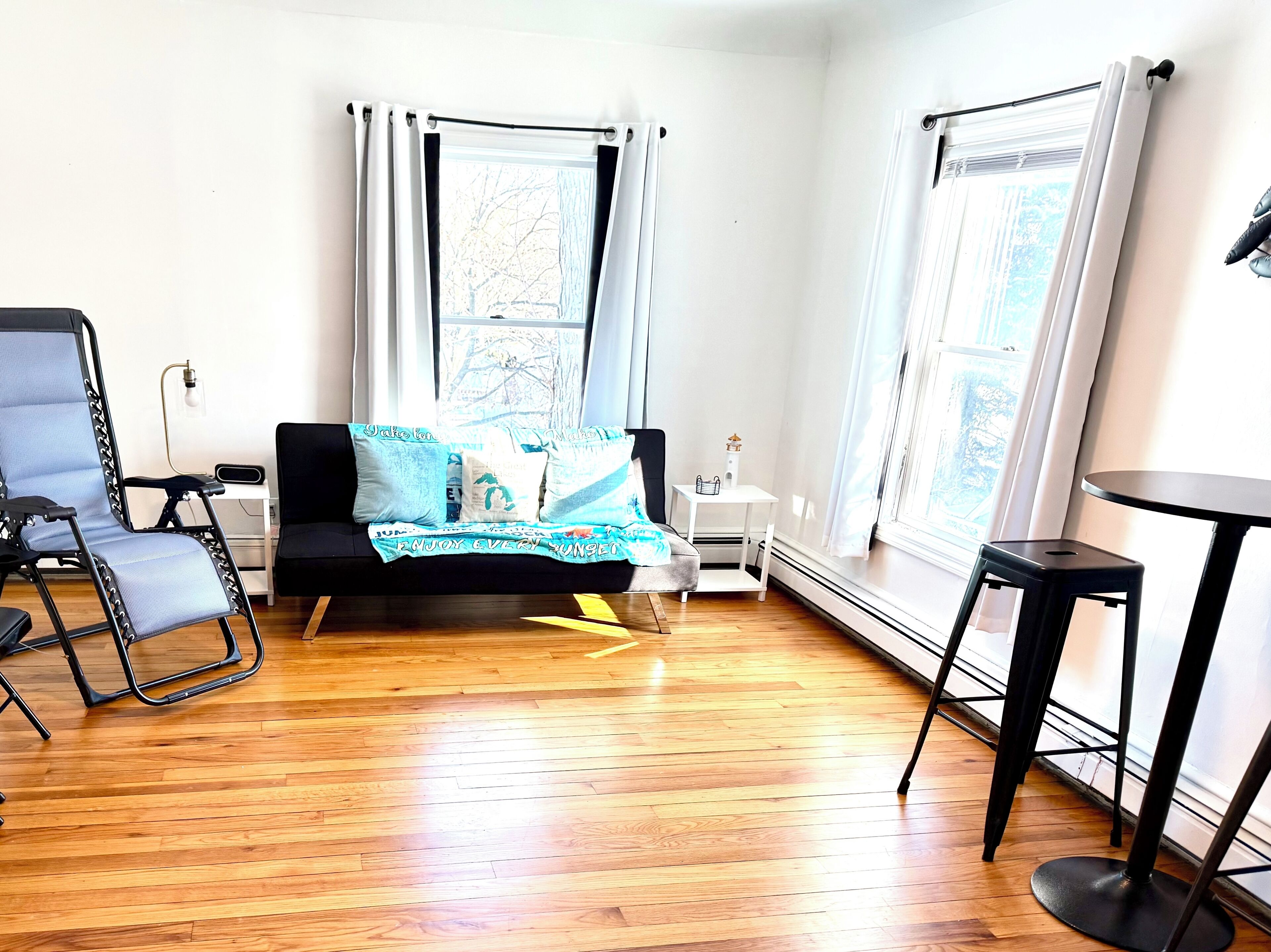 Smart TV, books, stereo