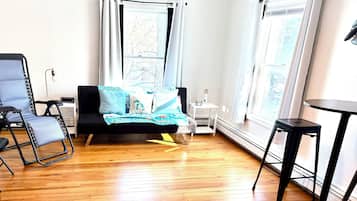 Smart TV, books, stereo