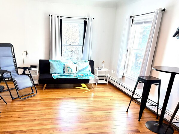 Smart TV, books, stereo