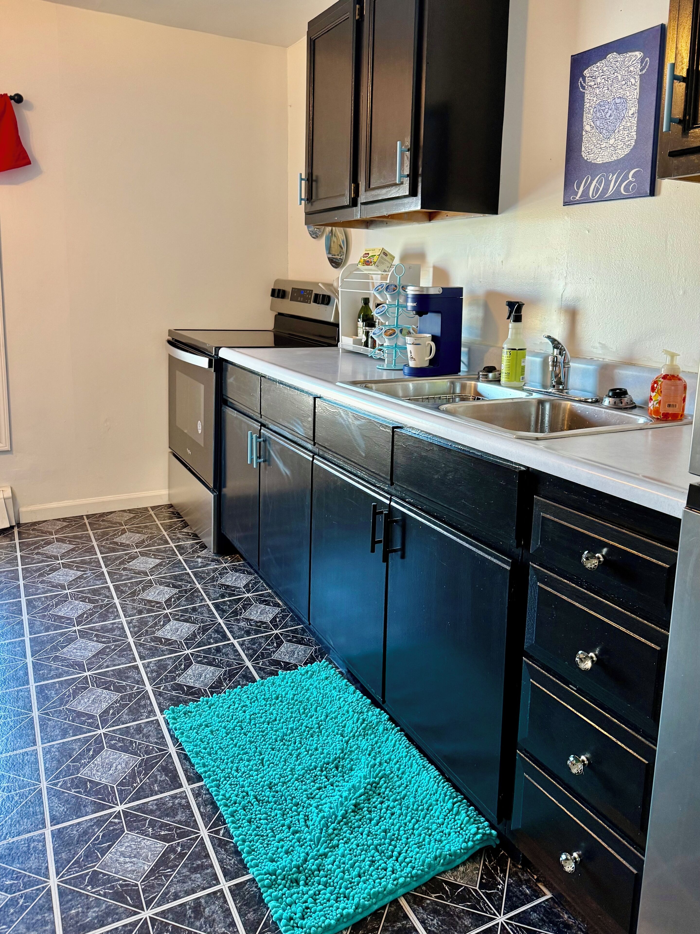 Réfrigérateur, four à micro-ondes, un four, surface de cuisson