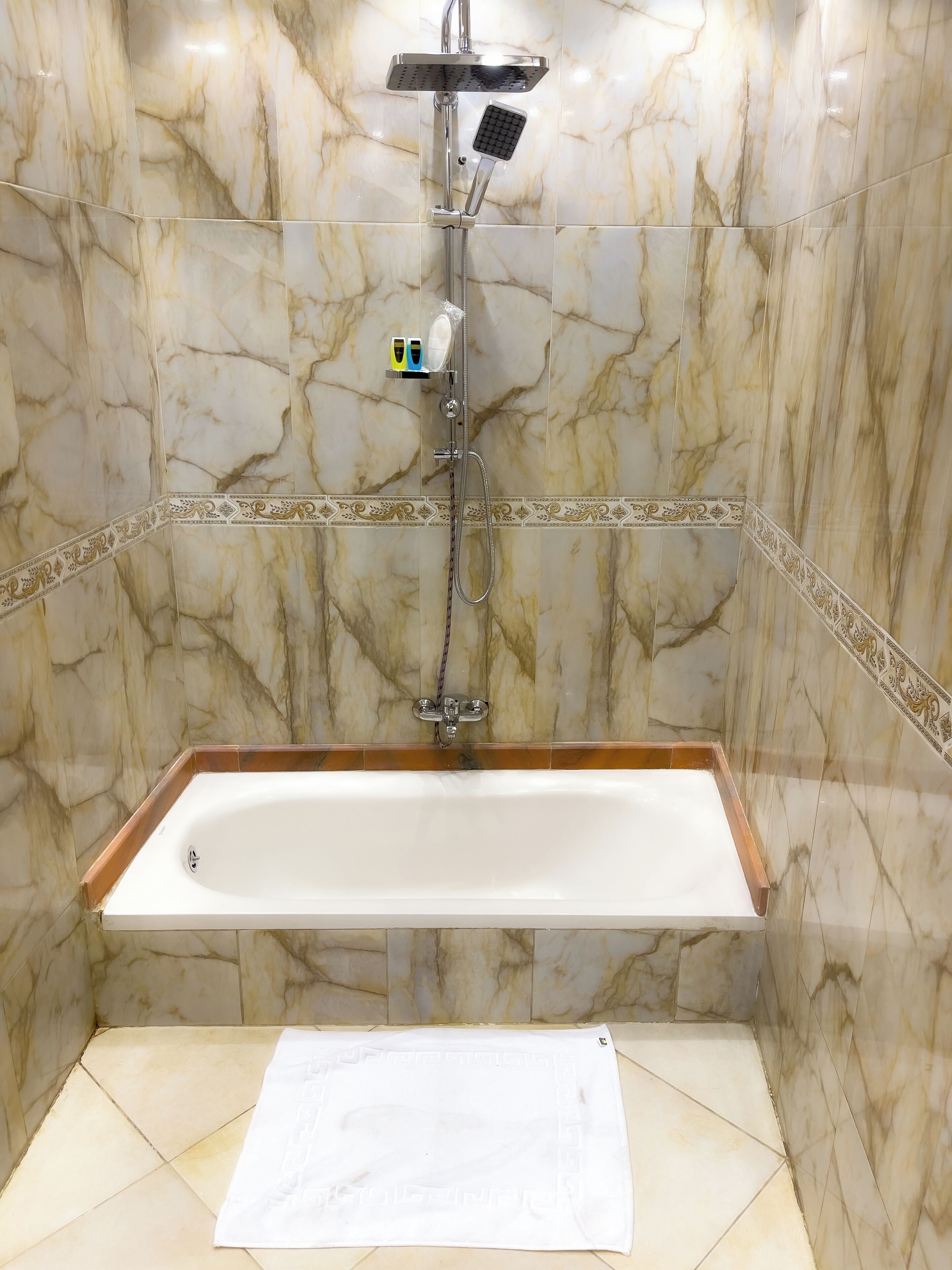 Habitación Confort con 1 cama matrimonial o 2 individuales, vista a la montaña | Baño | Amenidades de baño gratuitas, batas, toallas, jabón 