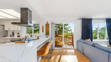 Casa Confort | Cocina privada | Refrigerador, microondas, horno y parrilla de estufa
