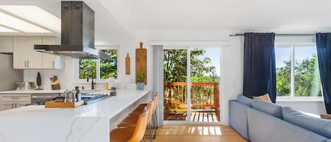 Comfort House | Private kitchen | Fridge, microwave, oven, stovetop