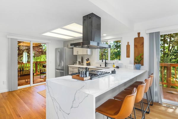 Comfort House | Private kitchen | Fridge, microwave, oven, stovetop