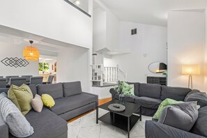 Maison Confort | Coin séjour | Télévision à écran plat