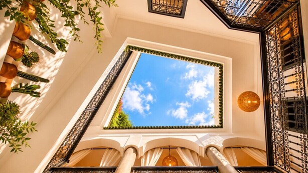 A room with a skylight, columns, and a decorative iron grille. - Riad Belvi - Breakfast - 10mn Jemaa El Fnaa-Pool (Marrakech)