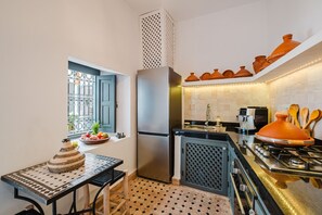 Microwave, dishwasher, coffee/tea maker, cookware/dishes/utensils - Riad Belvi - Breakfast - 10mn Jemaa El Fnaa-Pool (Marrakech)