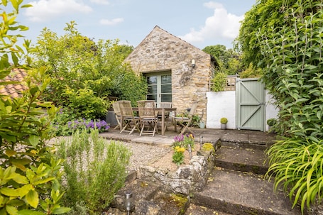 Outdoor dining. Beautiful North Yorkshire Stone Cottage